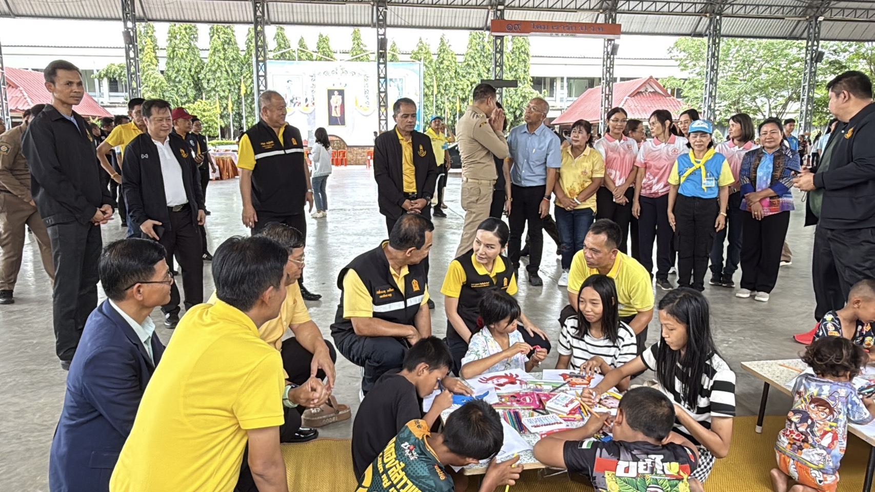 ศ.ดร.นฤมล ภิญโญสินวัฒน์ รัฐมนตรีว่าการกระทรวงศึกษาธิการ พร้อมด้วย ว่าที่ร้อยตรีธนุ วงษ์จินดา เลขาธิการ กพฐ. และ สพม.สุรินทร์ ลงพื้นที่เยี่ยม ให้กำลังใจนักเรียนและประชาชนที่ได้รับความเดือดร้อน